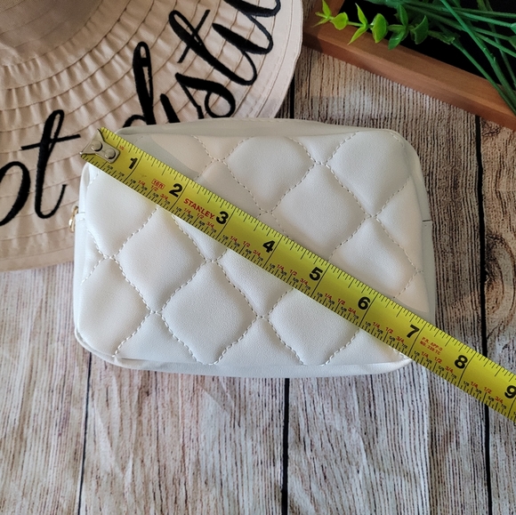 ✨️Mini White Quilted Gold Chain Crossbody Purse✨️ - Picture 8 of 12